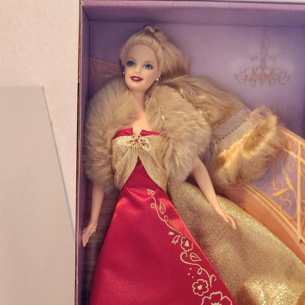 Mattel Glamorous Gala Barbie Doll Red Gown Gold Filigree Faux‎ Fur Stole NIB - Picture 5 of 9